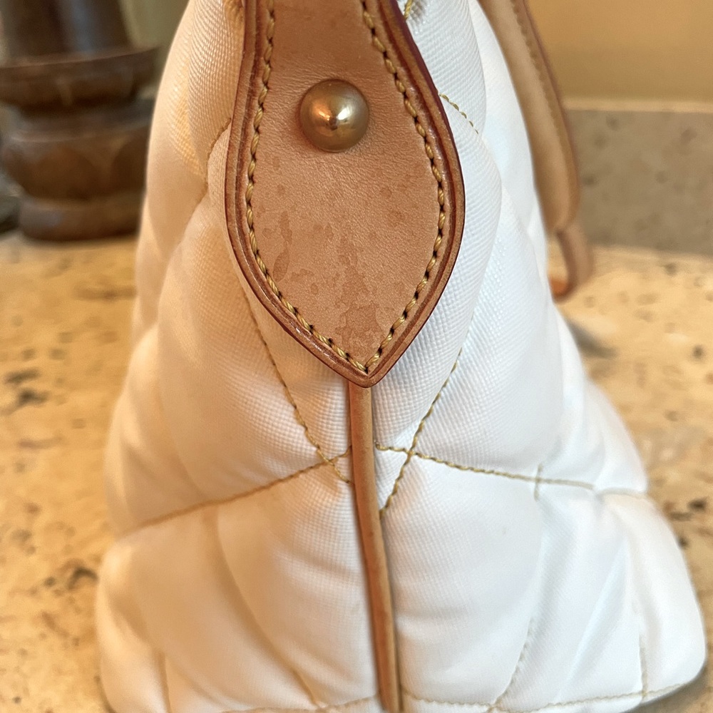 A CLASSIC. WHITE & TAN TUFTED STANDS OUT FOR SURE! - Picture 9 of 15